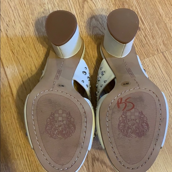 Vince Camuto with silver round studs. - Picture 6 of 8